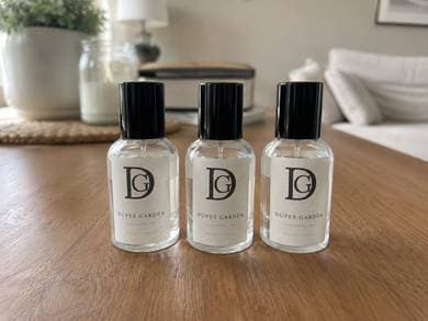 Dupes Garden-flaske fotografert i miljø for omtalen fra Herman